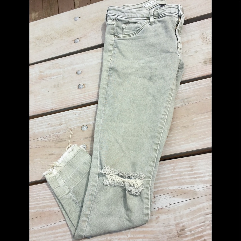 Distressed skinny jeans